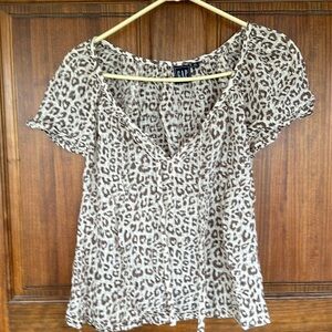 Gap size medium leopard print short sleeve shirt